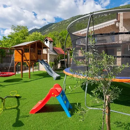 فيلة Family Jelavic House