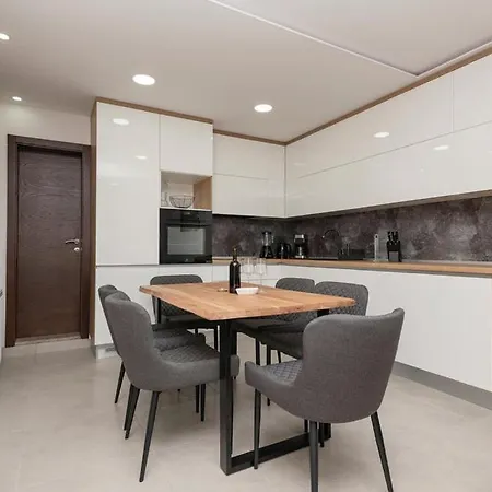 فيلة Family Jelavic House Ravca