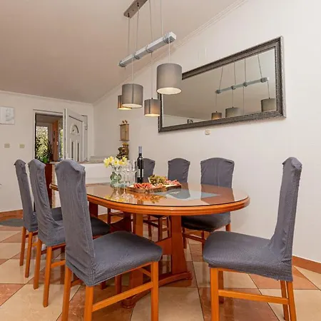 Family Jelavic House فيلة *