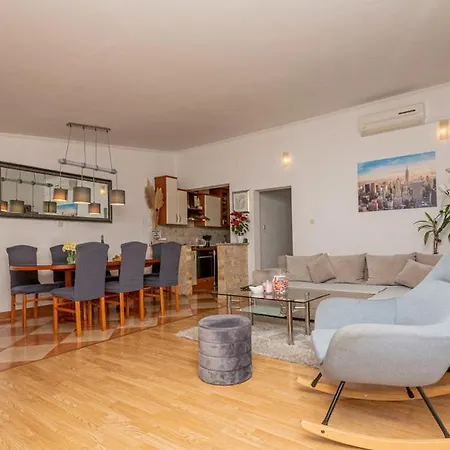 Family Jelavic House فيلة