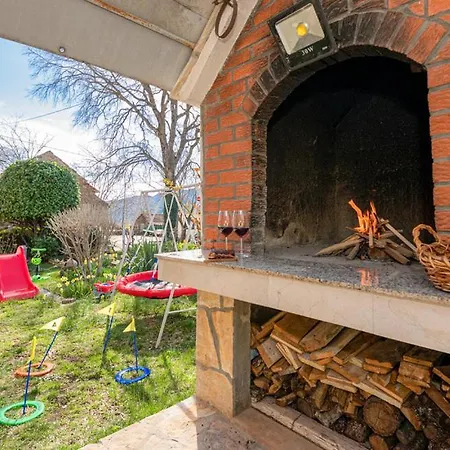 Family Jelavic House فيلة *